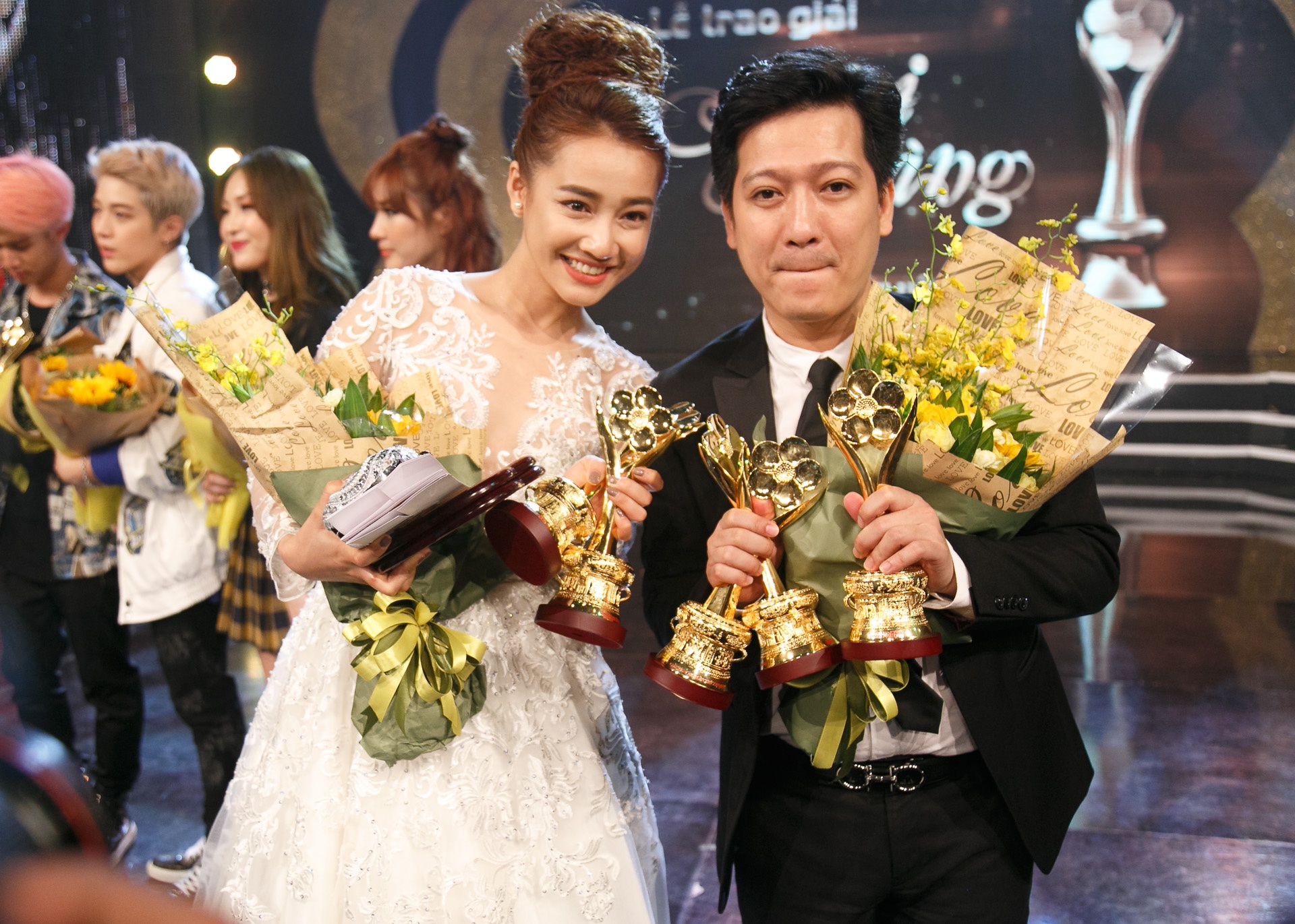 Trường Giang liên tục hôn Nhã Phương khi ăn mừng chiến thắng ảnh 5 Truong Giang lien tuc hon Nha Phuong khi an mung chien thang anh 5