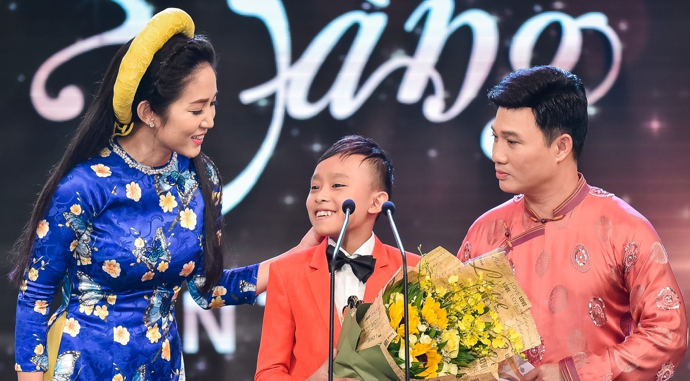 Ho Van Cuong lung tung khi nhan giai Mai Vang hinh anh