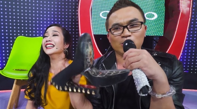Oc Thanh Van do mat vi dinh su co roi de giay tren san khau hinh anh
