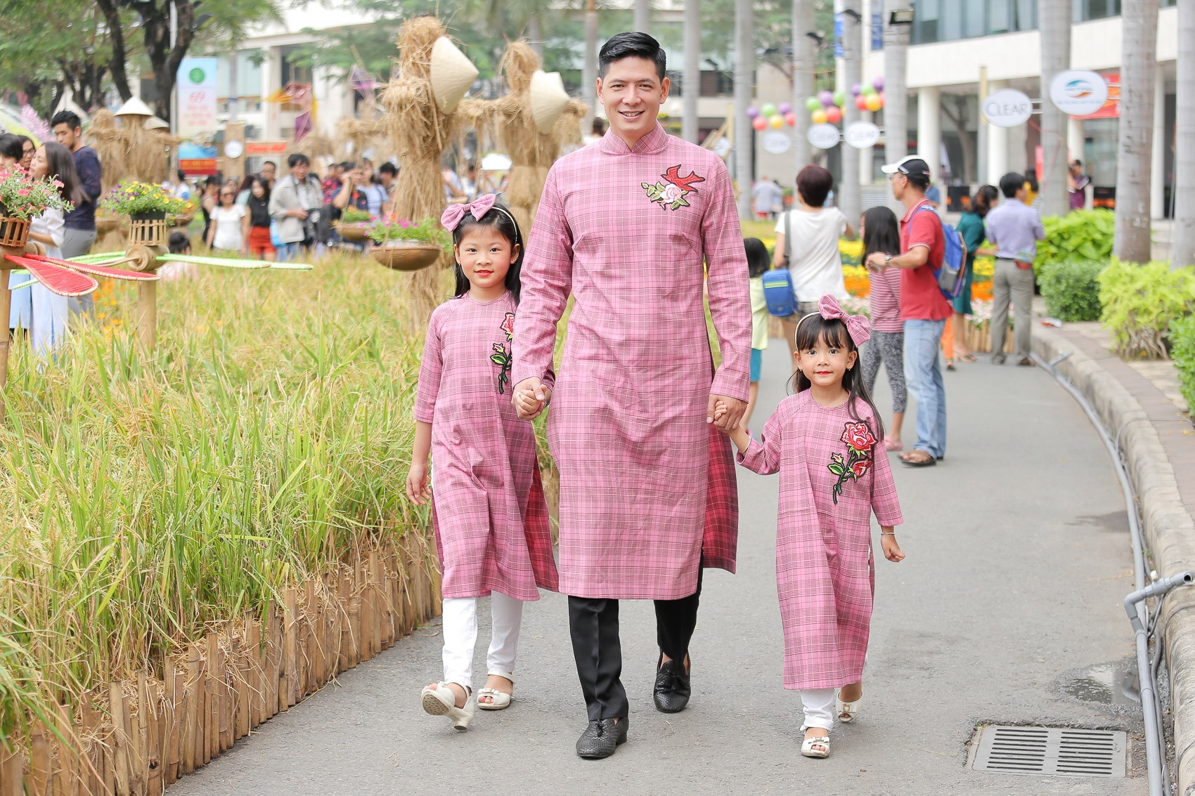 Bình Minh cùng gia đình đầm ấm xuống phố xuân cùng 2 công chúa ảnh 3 Binh Minh cung gia dinh dam am xuong pho xuan cung 2 cong chua anh 3