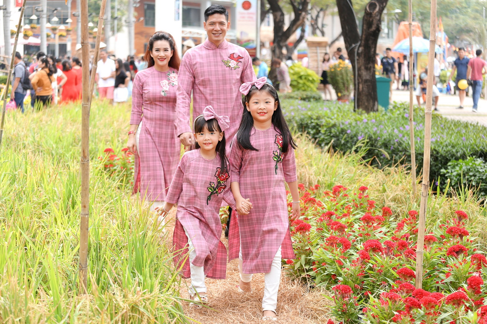 Bình Minh cùng gia đình đầm ấm xuống phố xuân cùng 2 công chúa ảnh 1 Binh Minh cung gia dinh dam am xuong pho xuan cung 2 cong chua anh 1