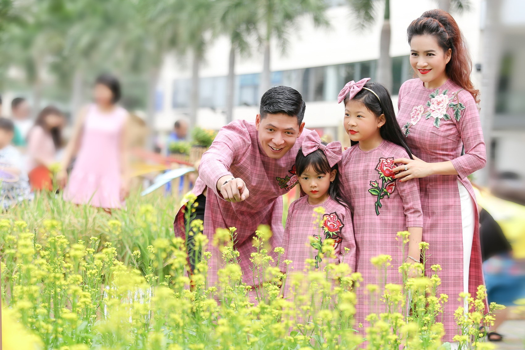 Bình Minh cùng gia đình đầm ấm xuống phố xuân cùng 2 công chúa ảnh 2 Binh Minh cung gia dinh dam am xuong pho xuan cung 2 cong chua anh 2