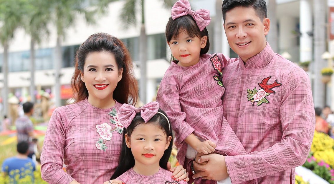 Binh Minh cung vo con dien ao dai dao duong hoa hinh anh