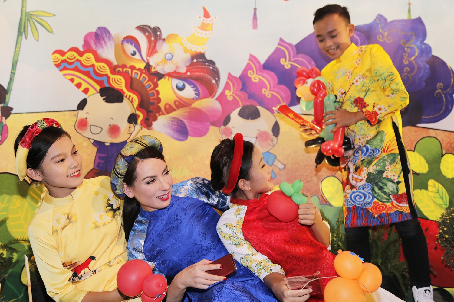 Phi Nhung dan con nuoi di dao pho ong do anh 5