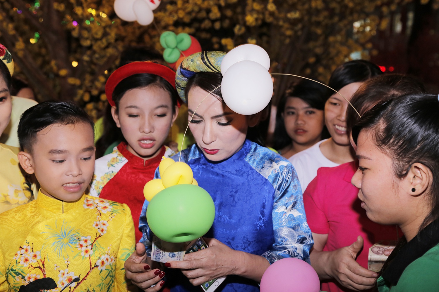 Phi Nhung dan con nuoi di dao pho ong do anh 7