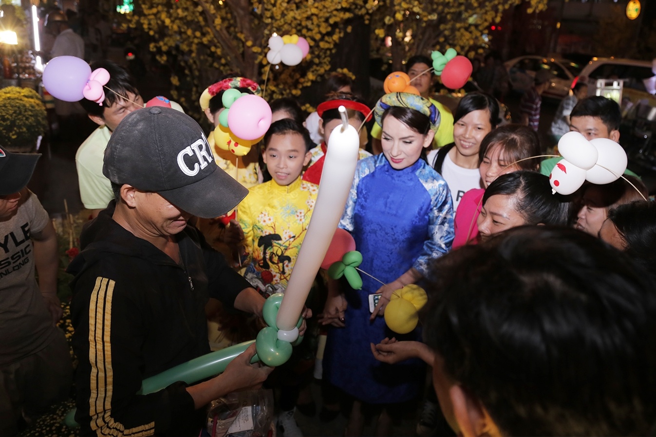 Phi Nhung dan con nuoi di dao pho ong do anh 8