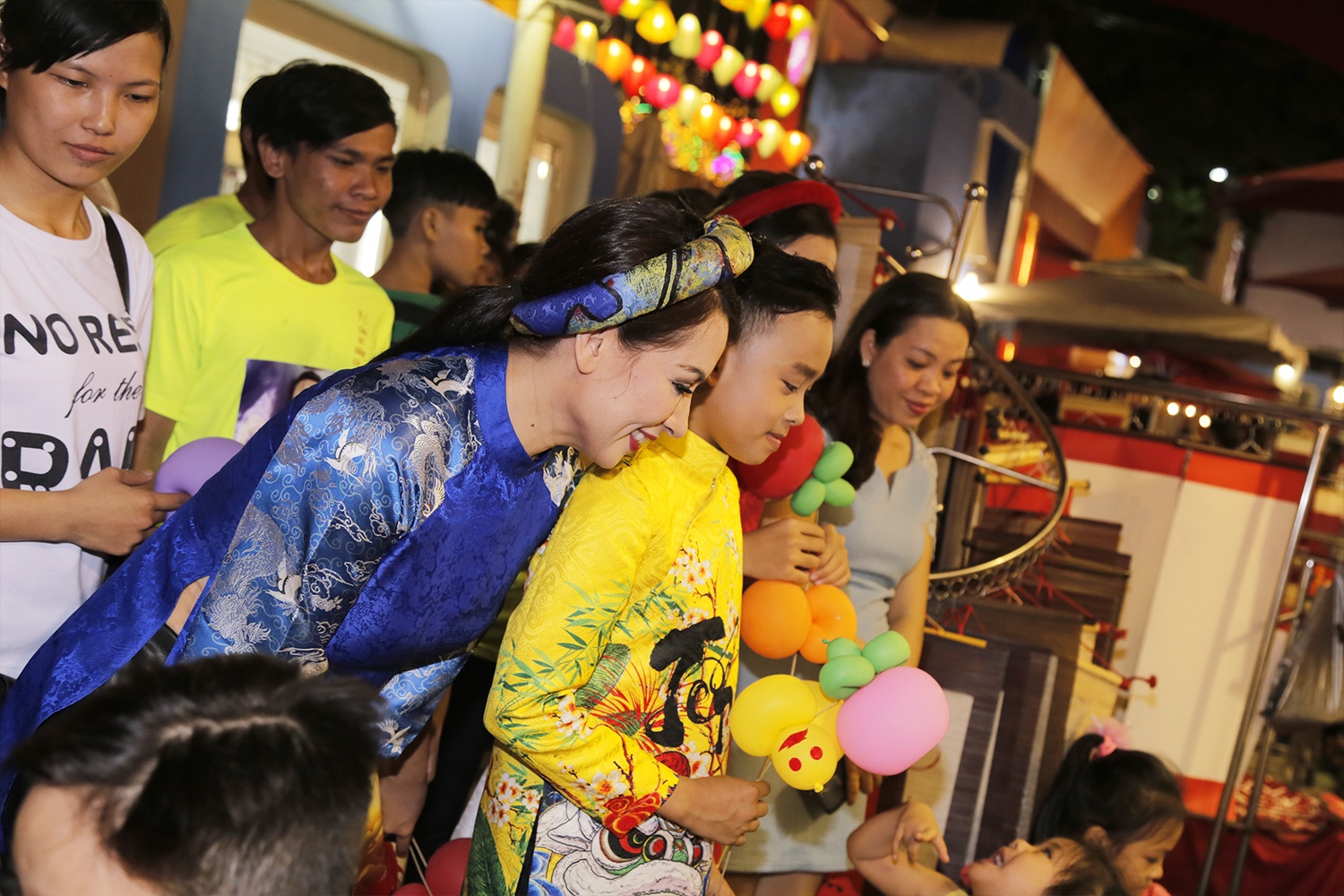 Phi Nhung dan con nuoi di dao pho ong do anh 2