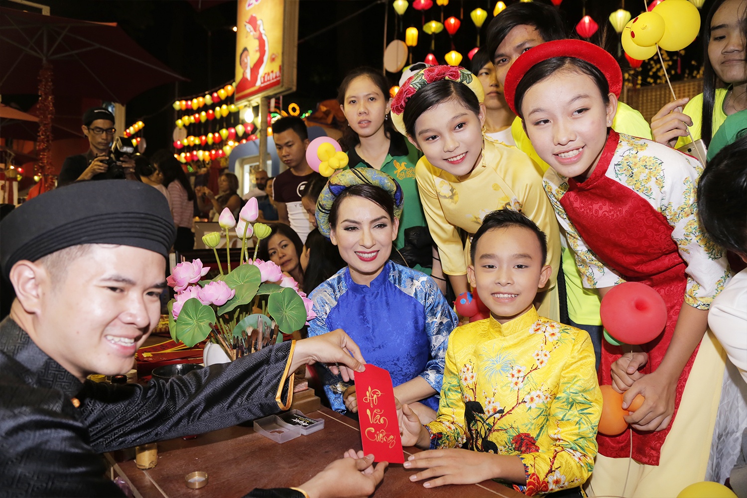 Phi Nhung dan con nuoi di dao pho ong do anh 3