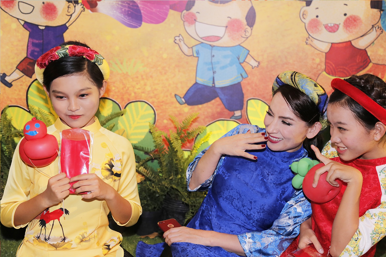 Phi Nhung dan con nuoi di dao pho ong do anh 4