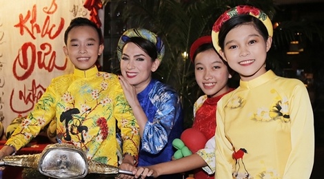 Phi Nhung dan ba con nuoi dao choi pho ong do hinh anh