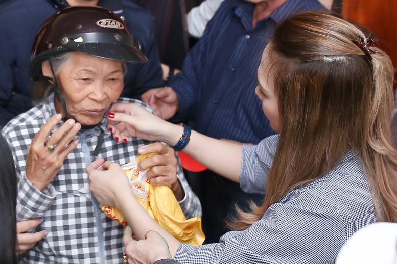 My Tam trao qua Tet cho ba con ngheo Quang Nam anh 7