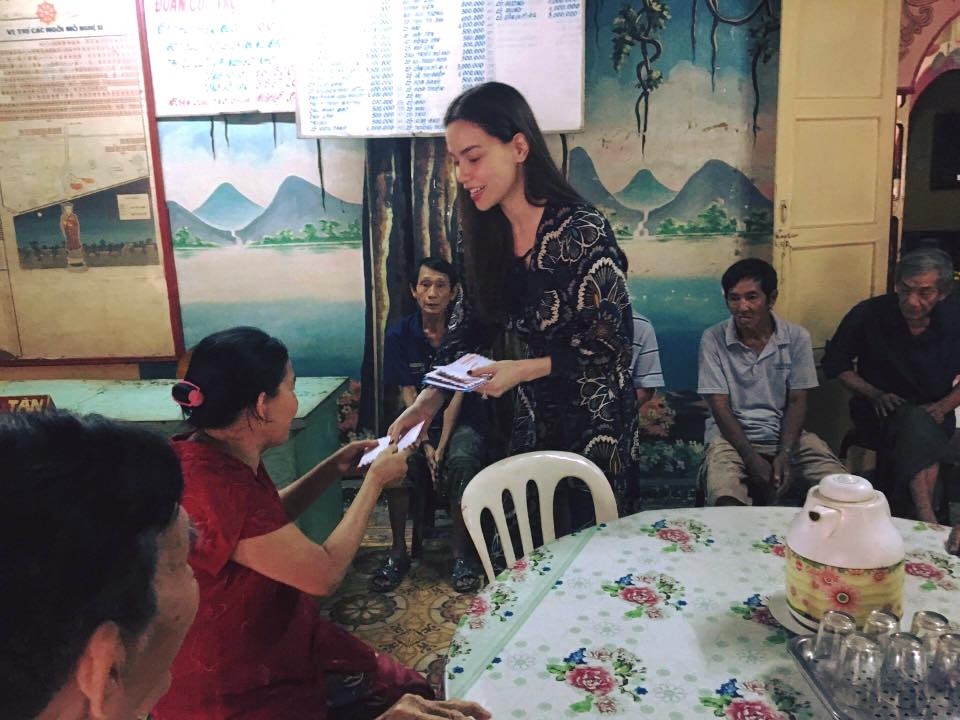 Ho Ngoc Ha vieng chua Nghe si anh 2