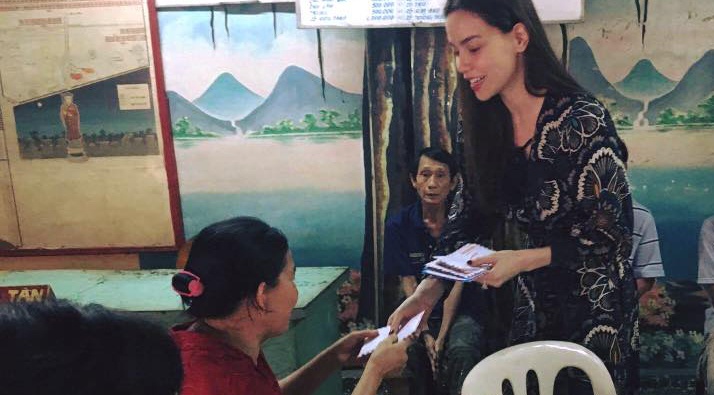 Ha Ho hua giup nghe si neo don khong phai an com hop hinh anh