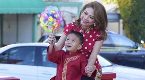 Thanh Thao dan con trai Jacky dao cho Tet o My hinh anh