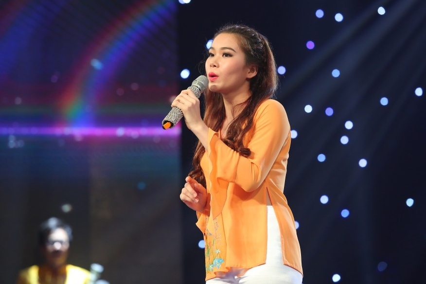 Co gai xinh dep ca cai luong nhu doc rap hinh anh