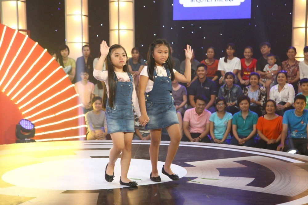 Hai chi em be choc cuoi giam khao lien tiep 4 lan hinh anh