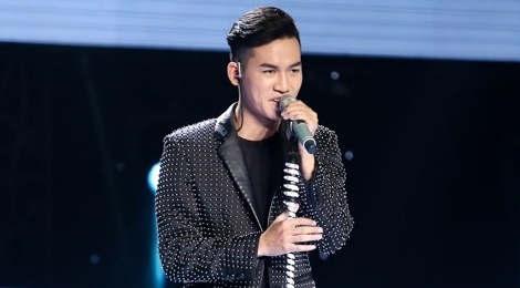 Hot boy 20 tuoi khien HLV The Voice mau thuan khi gianh giat hinh anh