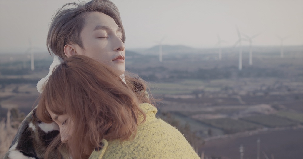 Son Tung M-TP om ap 'ban gai' trong MV Valentine hinh anh