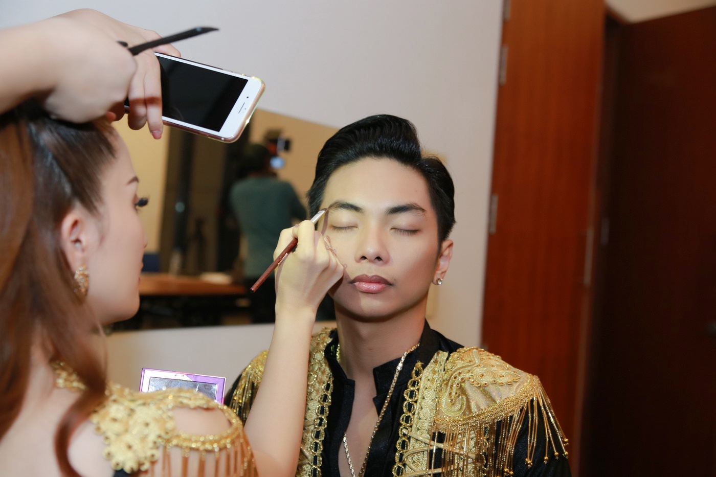 Khanh Thi cham soc Phan Hien anh 2