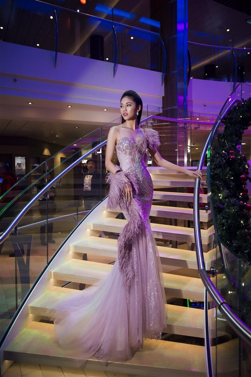 Hoa hau My Linh,  A hau Thanh Tu chup anh tren du thuyen anh 6