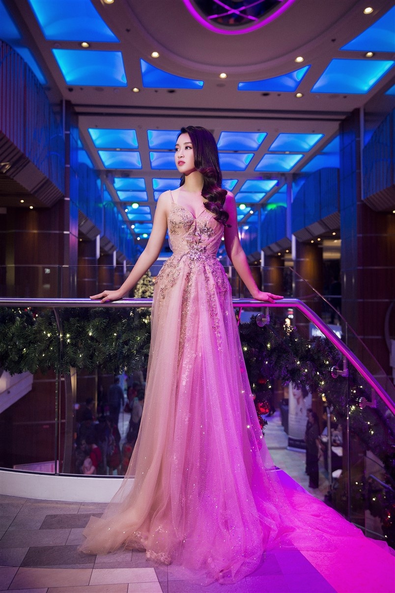 Hoa hau My Linh,  A hau Thanh Tu chup anh tren du thuyen anh 3