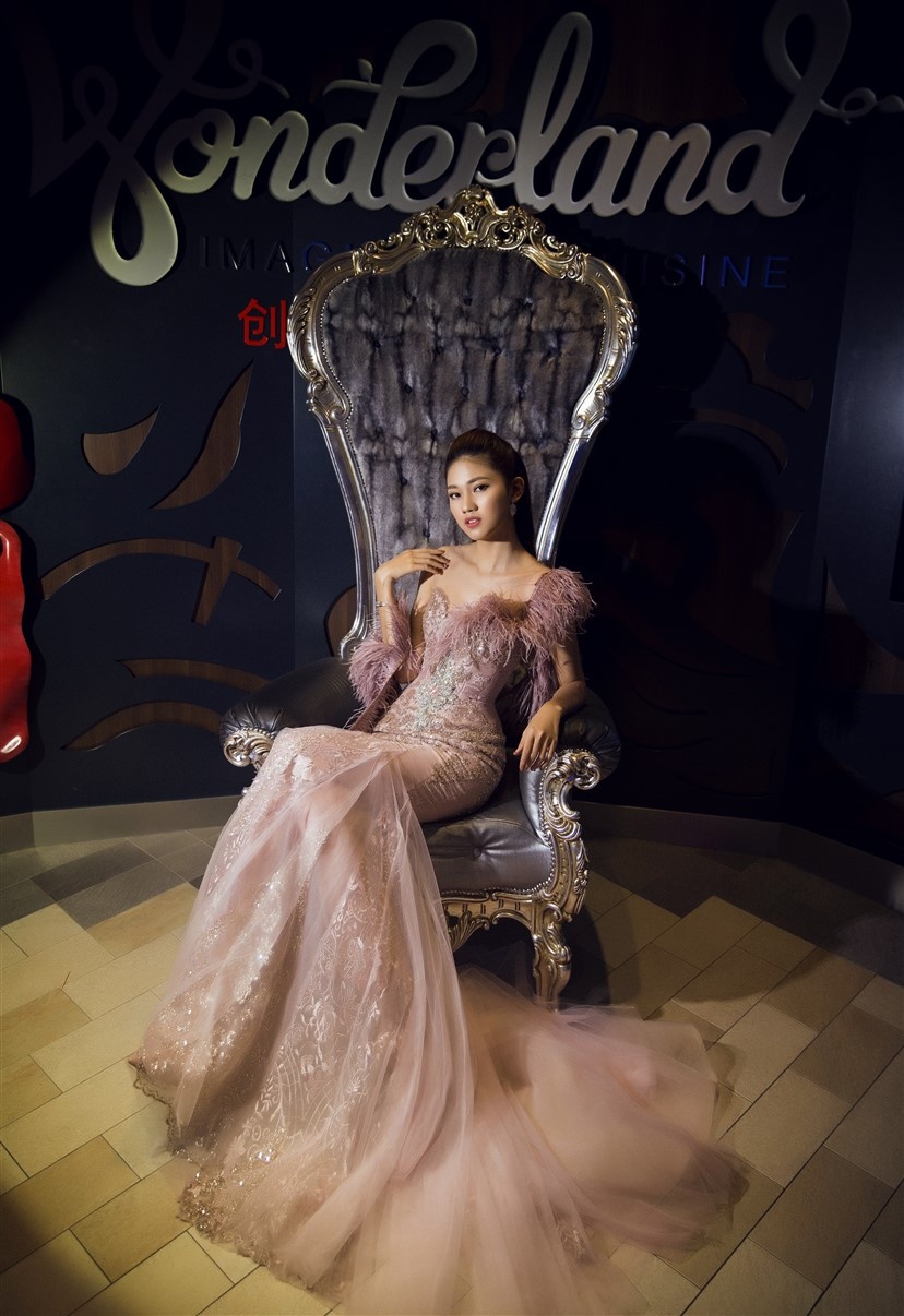 Hoa hau My Linh,  A hau Thanh Tu chup anh tren du thuyen anh 7