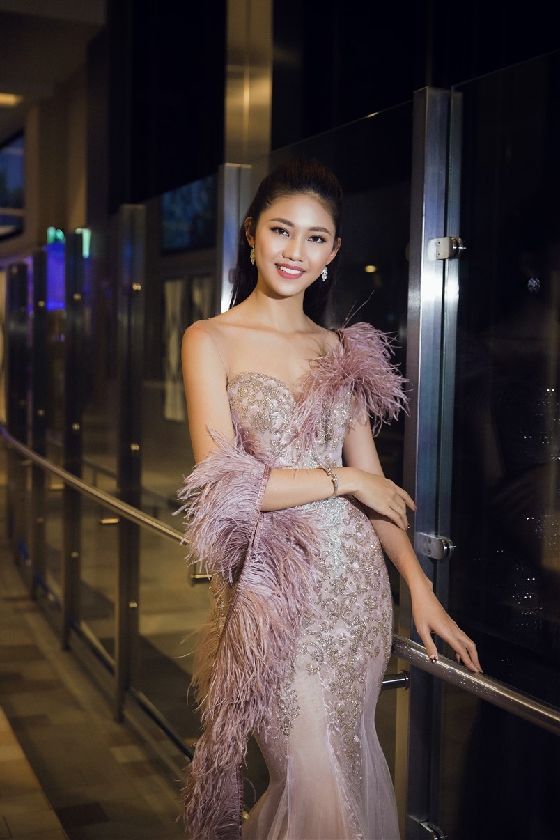 Hoa hau My Linh,  A hau Thanh Tu chup anh tren du thuyen anh 8