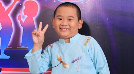 Cau be 7 tuoi hat tu 'Ong ba anh' den don ca tai tu hinh anh