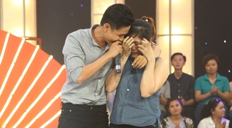 Hot boy tra sua va vo sap cuoi khoc khi thang 150 trieu dong hinh anh