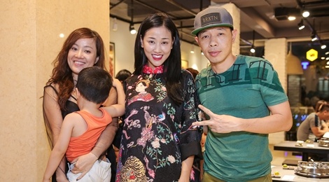 Thai Hoa dan vo con den chuc mung Maya hinh anh