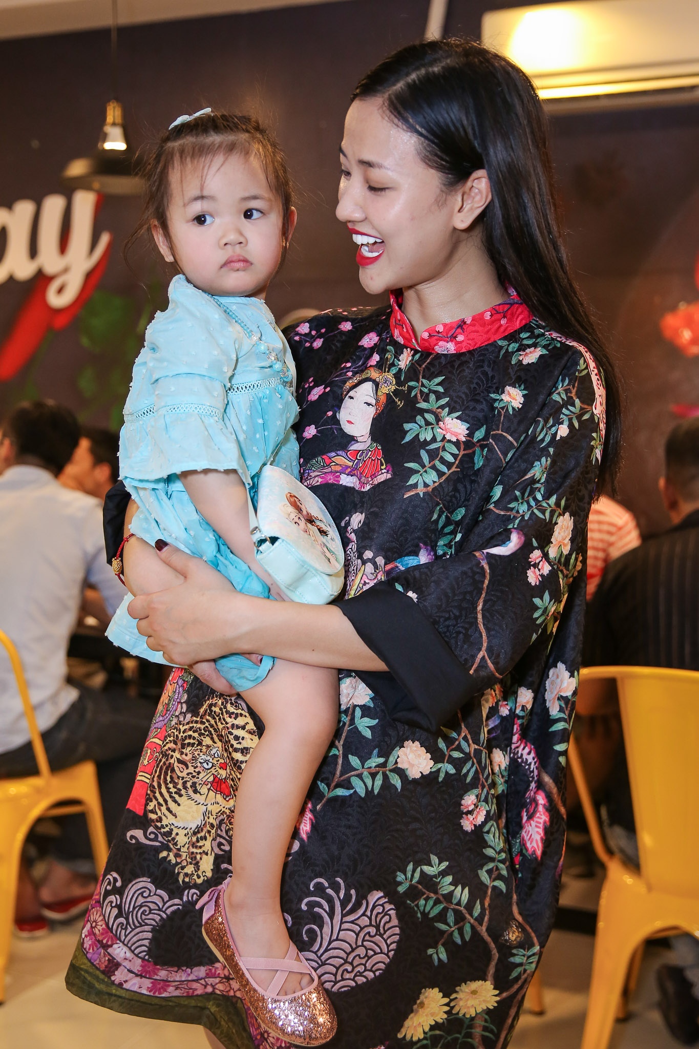 Thai Hoa va vo con anh 4