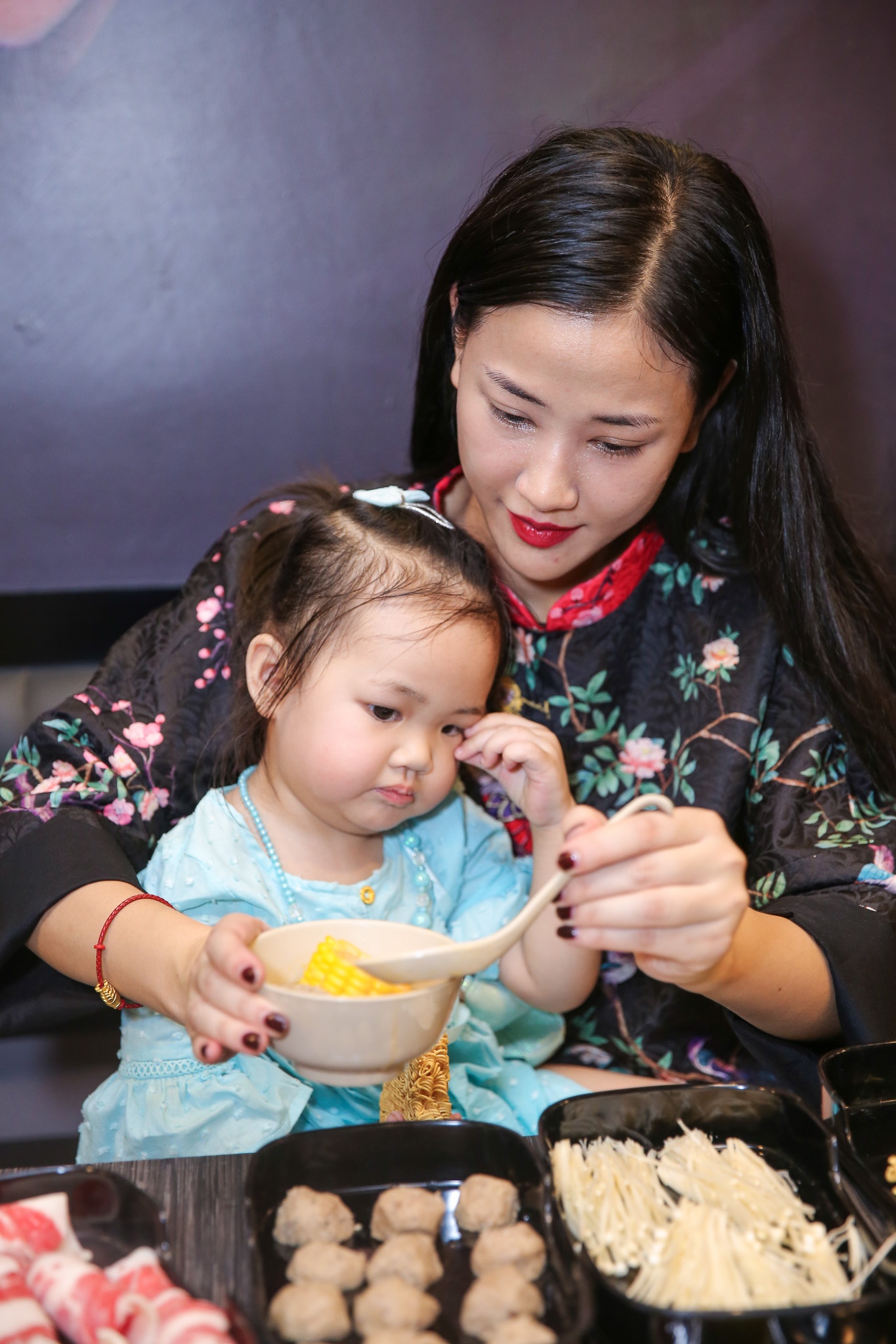 Thai Hoa va vo con anh 5