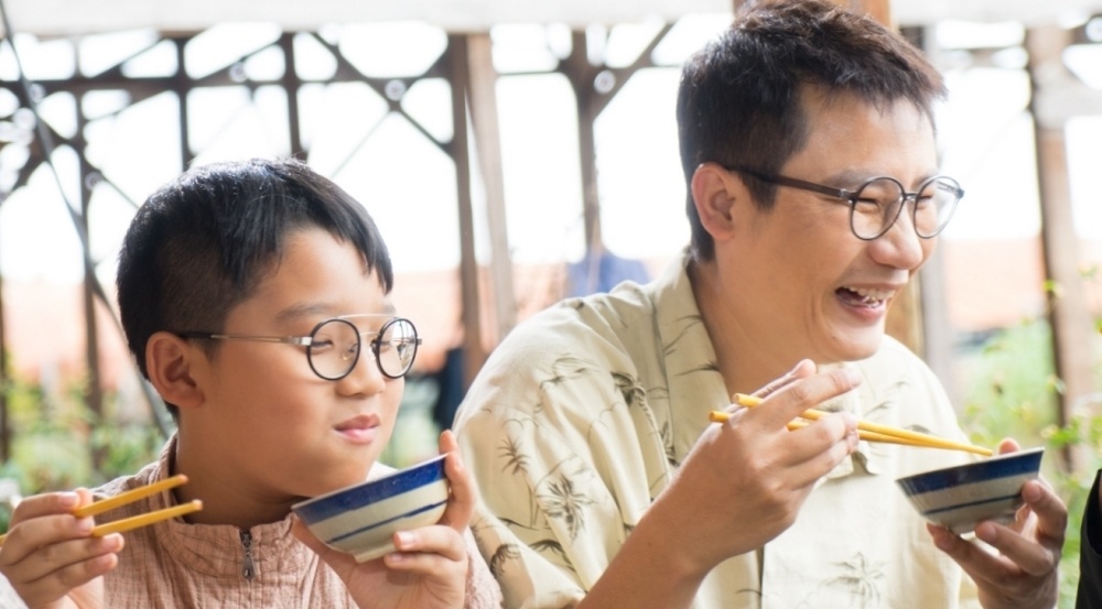 Hoang Bach dan con trai di ba mien dat nuoc de dong MV hinh anh