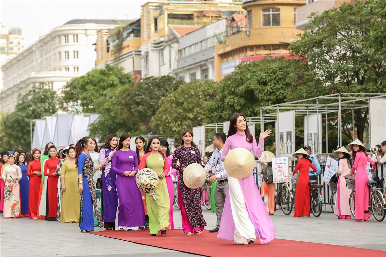 Hoa hậu Mỹ Linh Lễ hội áo dài ảnh 1 Hoa hau My Linh Le hoi ao dai anh 1