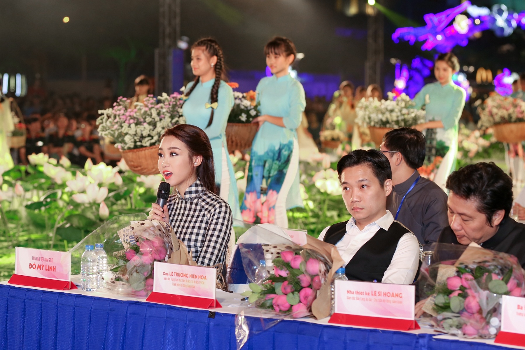 Hoa hau My Linh cham thi Duyen dang ao dai anh 1