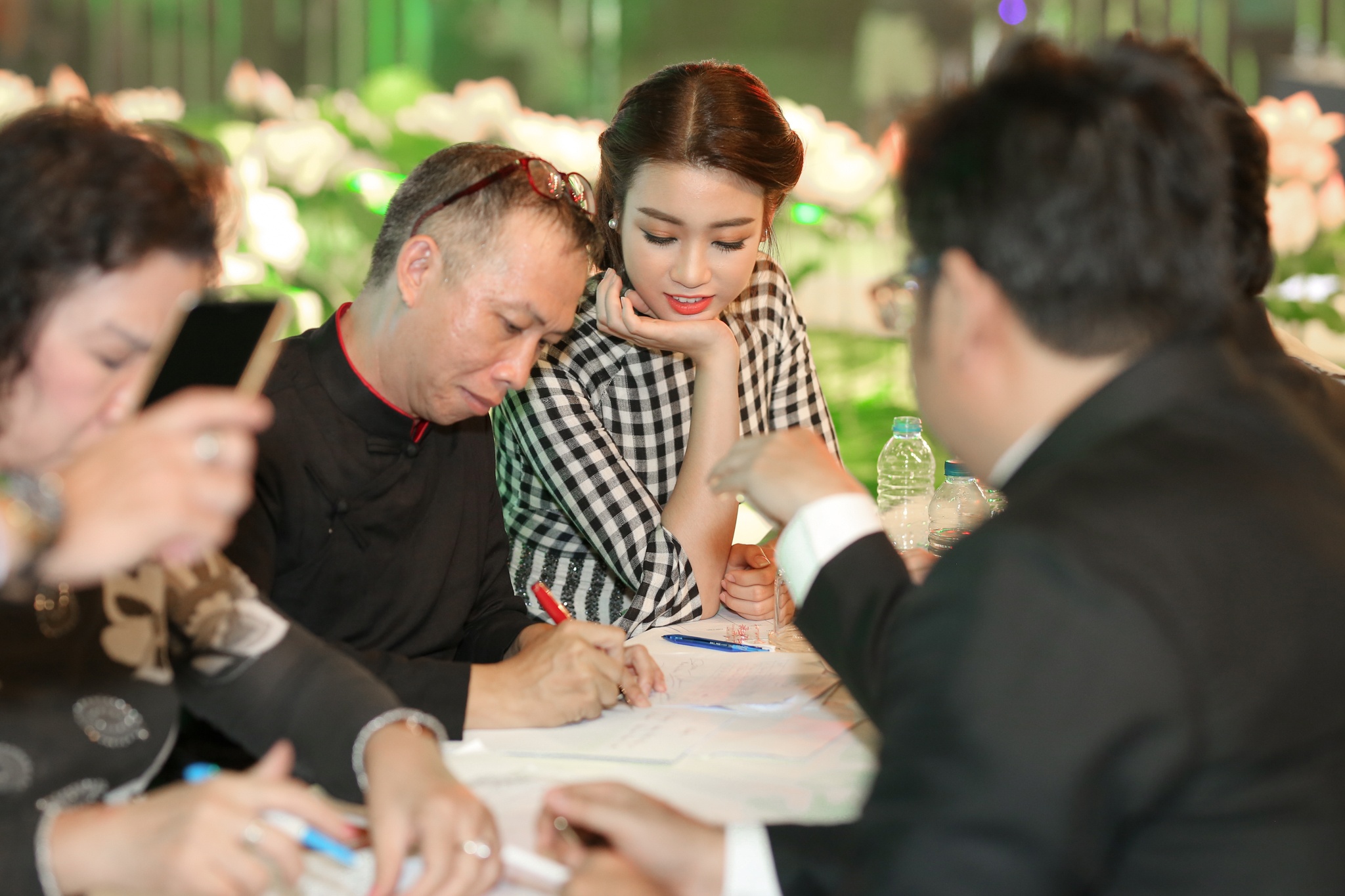 Hoa hau My Linh cham thi Duyen dang ao dai anh 3