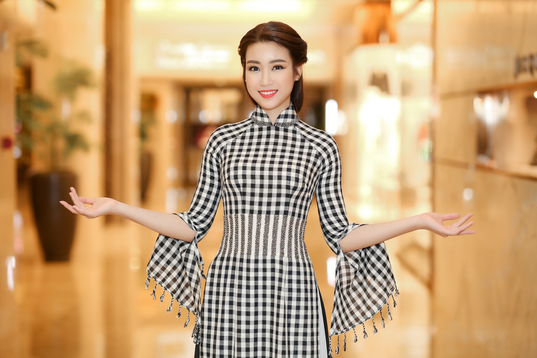 Hoa hau My Linh cham thi Duyen dang ao dai anh 6