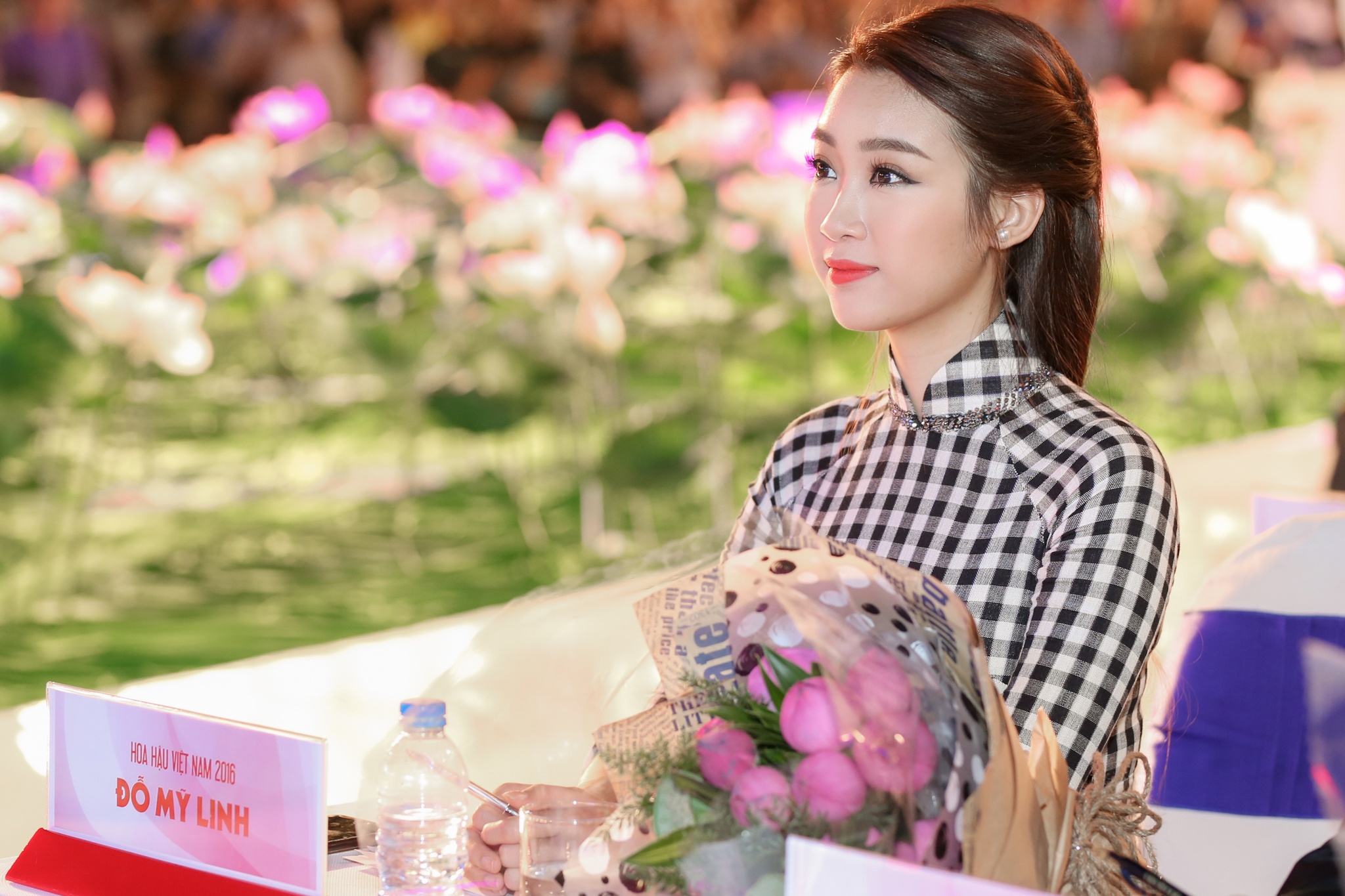 Hoa hau My Linh cham thi Duyen dang ao dai anh 2