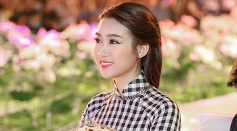 Hoa hau My Linh dien ao dai doc dao di cham thi hinh anh