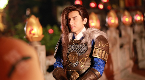 Dan Truong tro lai voi 'dac san' co trang trong MV moi hinh anh