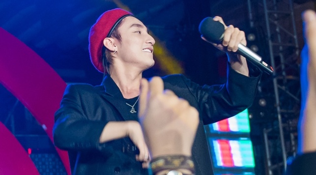 Fan nu phat cuong khi xem Son Tung M-TP bieu dien hinh anh