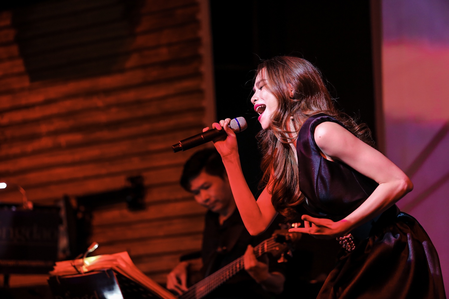 Ho Ngoc Ha dien o phong tra anh 4