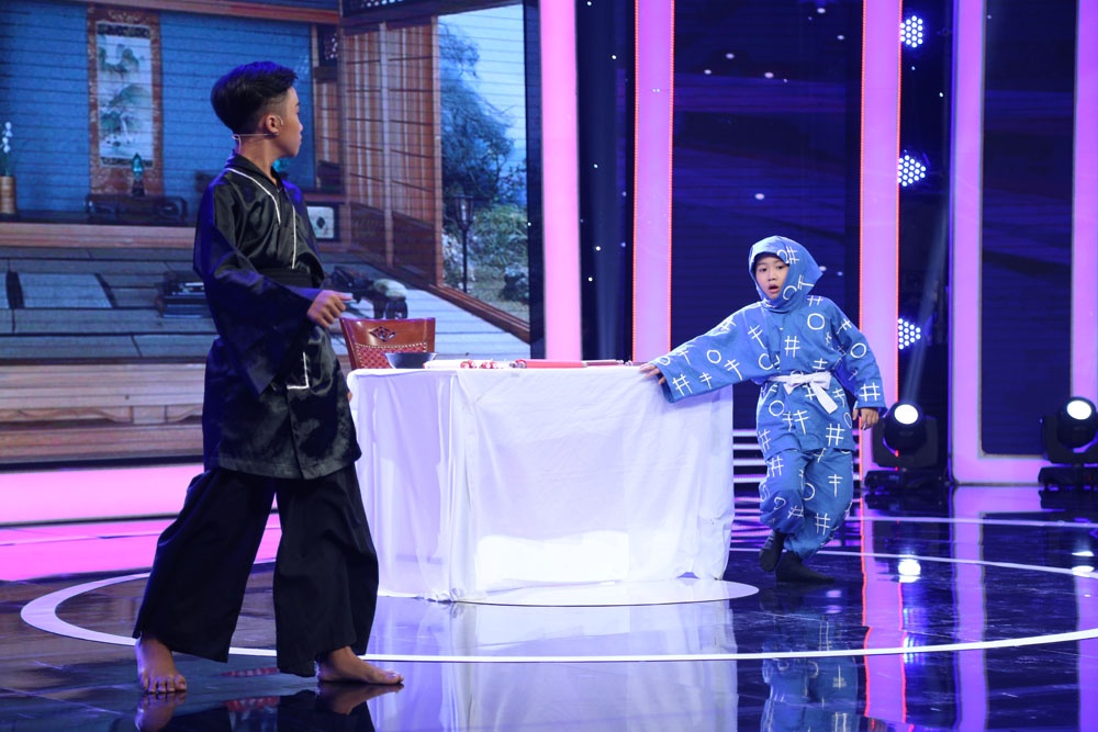 Cau be 7 tuoi dien hai tu 3 tuoi khien Tran Thanh 