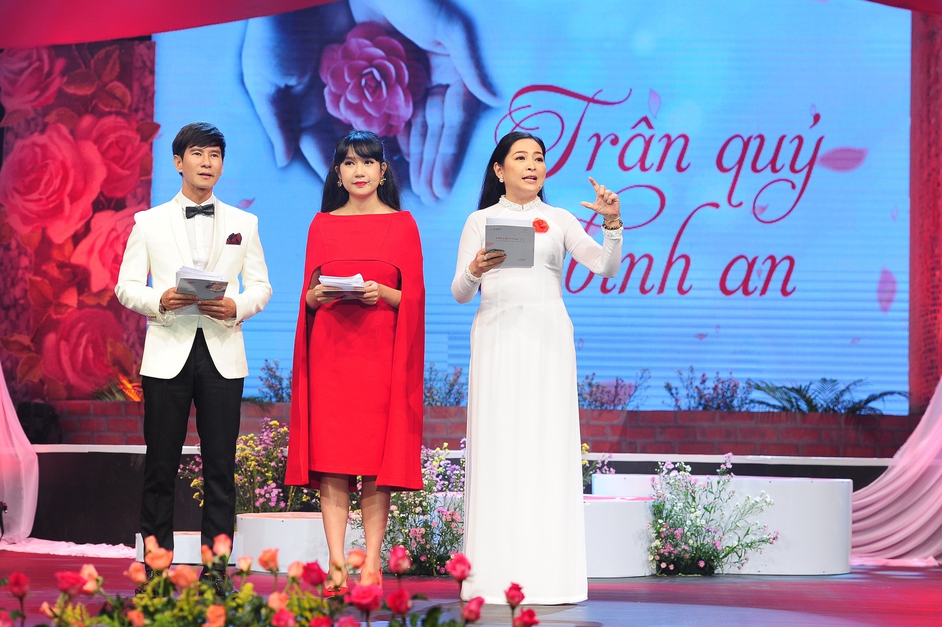 Ly Hai Minh Ha lam MC Thay loi muon noi anh 1