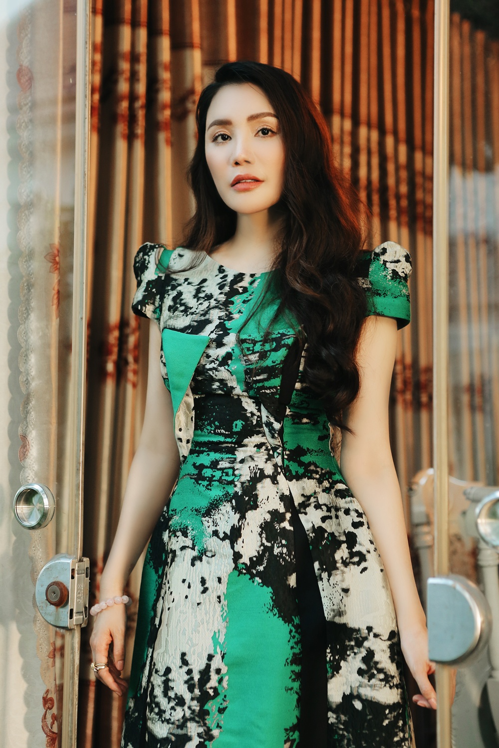 Hồ Quỳnh Hương ra mắt MV mới ảnh 2 Ho Quynh Huong ra mat MV moi anh 2