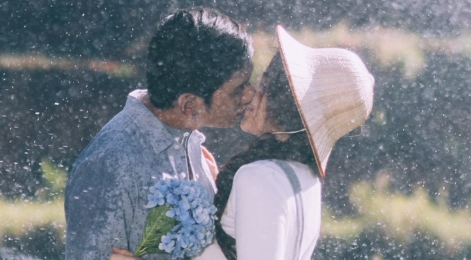 Hoa Minzy khoa moi con trai nuoi Hoai Linh trong MV moi hinh anh