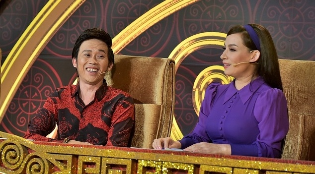 Bi Hoai Linh choc, Phi Nhung doi bo ghe nong xuong lam khan gia hinh anh