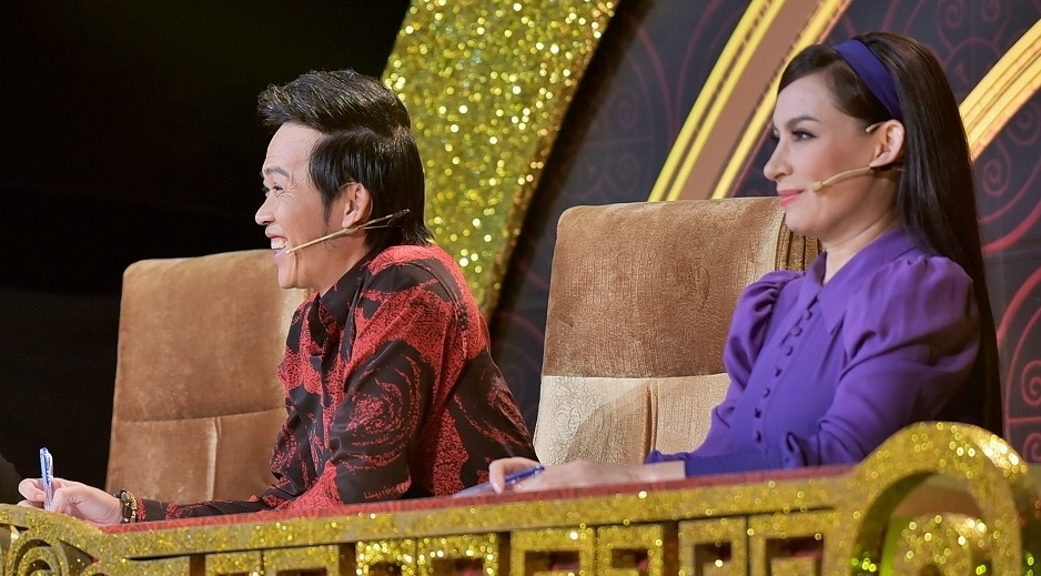 Nhung lan Hoai Linh va Phi Nhung cang thang tren ghe nong hinh anh