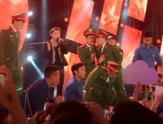 Khan gia ngan trong show Son Tung M-TP anh 1