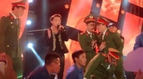 Son Tung M-TP xin loi va ngung hat vi fan chen lan den ngat xiu hinh anh